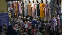 Pemandangan padat menjelang lebaran ini sempat hilang karena pandemi Covid-19, tahun lalu.