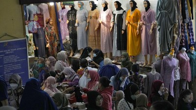 Pemburu Baju Baru Berjubelan di Pasar Jatinegara