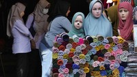 Deretan warna dan kain memicu para pembeli untuk memilih lebih detil dan teliti.