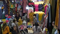 Para pedagang melayani para pembeli di kios baju baru Pasar Mester Jatinegara, Jakarta Timur, Selasa (26/4/2022).