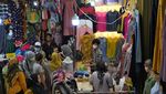 Pemburu Baju Baru Berjubelan di Pasar Jatinegara