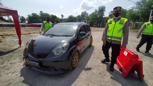 Pemeriksaan kendaraan yang akan keluar Bali via Pelabuhan Gilimanuk, di areal parkir kargo gilimanuk, Rabu (27/4/2022).