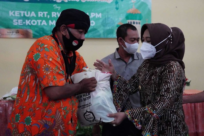 Pemkot Mojokerto Bagi Sembako ke Warga