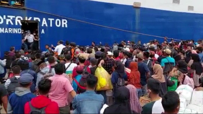Pemudik dari Samarinda menuju Parepare menggunakan jalur laut membludak sehingga KSOP Samarinda menambah satu armada kapal.