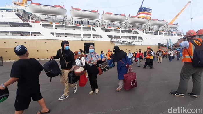 Pemudik Kapal Gratis asal Jakarta Disambut 2 Biduan di Pelabuhan Semarang, Rabu (27/4/2022).