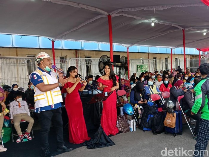 Pemudik Kapal Gratis asal Jakarta Disambut 2 Biduan di Pelabuhan Semarang, Rabu (27/4/2022).