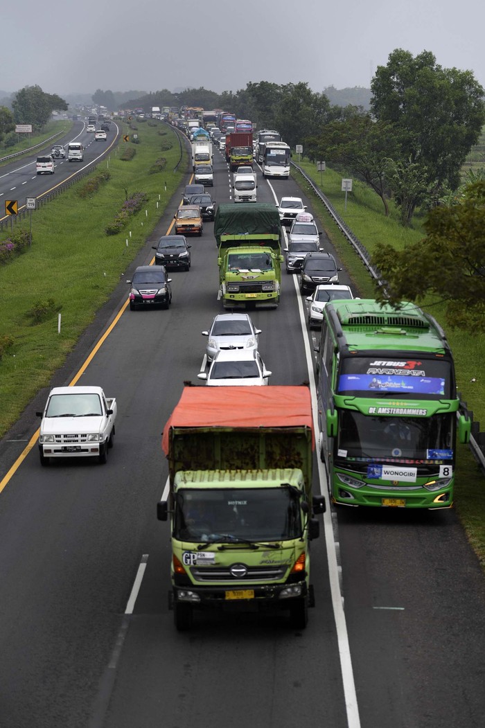 Pemudik Meningkat, Tol Cikopo-Palimanan Mulai Macet Sejumlah kendaraan melintas di jalan Tol Cikopo-Palimanan, Jawa Barat, Rabu (27/4/2022). Memasuki H-5 lebaran 2022 volume jumlah kendaraan mengalami peningkatan yang signifikan di jalan tol Cikopo-Palimanan yang mengakibatkan kemacetan pada sejumlah ruas jalan utama tol karena antrea kendaraan yang akan masuk rest area. ANTARA FOTO/M Risyal Hidayat/YU