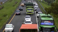 Kendaraan ini mengantre untuk masuk rest area.