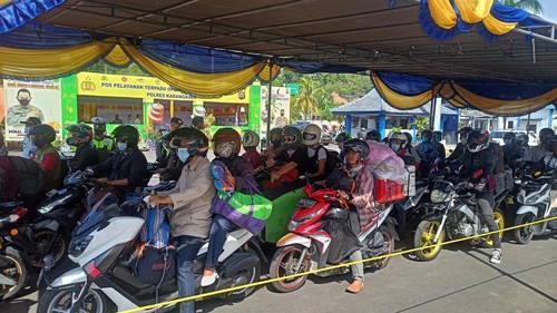 Pemudik motor terlihat mengular dan mulai memadati area Pelabuhan Padangbai di Katangasem saat H-6 lebaran