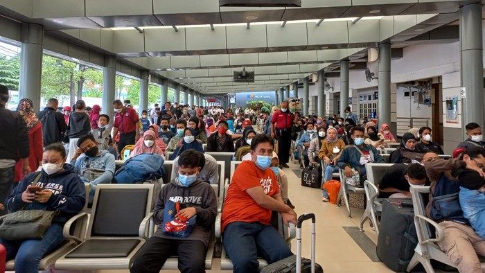 Pemudik padati Stasiun Pasar Senen