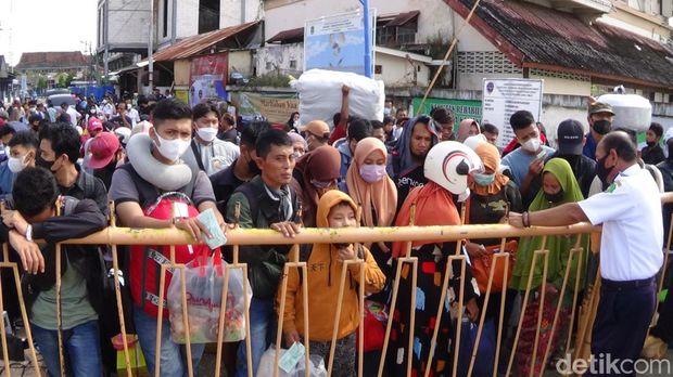 Pemudik penuhi Pelabuhan Kalianget