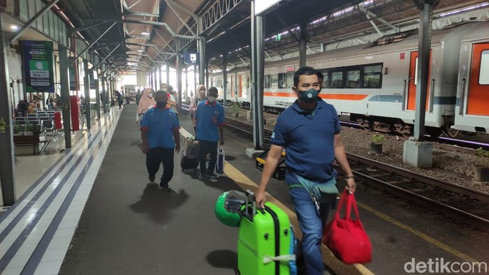 Pemudik yang memanfaatkan program mudik gratis BUMN mulai tiba di Stasiun Tawang Semarang, Rabu (27/4/2022).