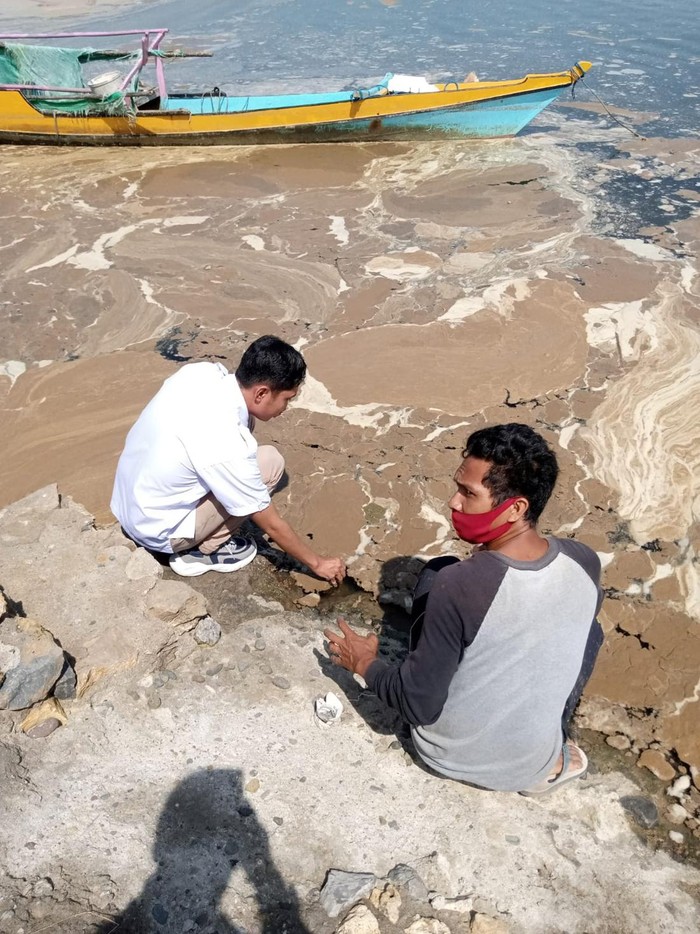 Tim peneliti saat mengambil sampel air di Pantai Amahami di Bima, NTB