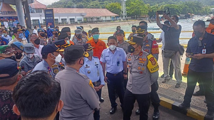 Kapolda Bali Irjen Pol Putu Jayan Danu Putra saat melakukan pengecekan arus mudik lebaran di Pelabuhan Padangbai, Karangasem.