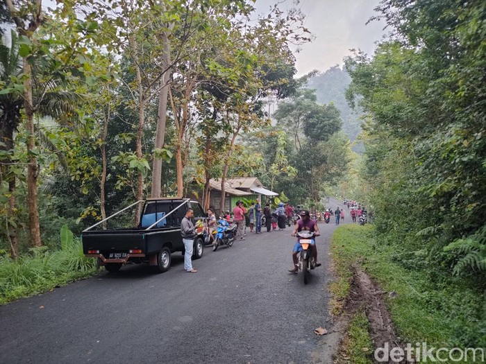 Pengendara melintasi Jalan Raya Kaligesing menuju tanjakan Bibis di Girimulyo, Kulon Progo, beberapa waktu lalu.