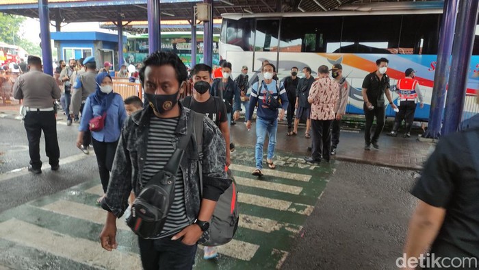 Penumpang di Terminal Purabaya