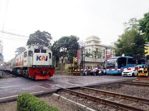 Mobil Damkar Tertabrak Kereta, KAI Ungkap Prioritas Kendaraan di Perlintasan