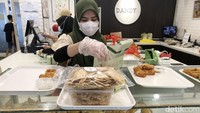 Kue basah merupakan kue yang tidak tahan lama, sekitar satu hingga 3 hari. Meski tidak tahan lama, tekstur dan rasa kue basah masih solid sehingga mempunyai penggemar tersendiri.