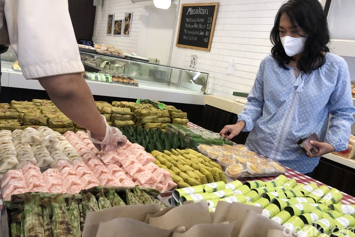 Pembeli memilih kue basah di sebuah toko roti di Bintaro, Tangerang Selatan, Rabu (27/2/2022).