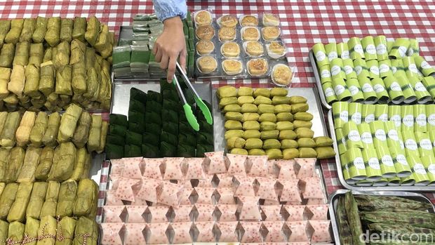 Pembeli memilih kue basah di sebuah toko roti di Bintaro, Tangerang Selatan, Rabu (27/2/2022).