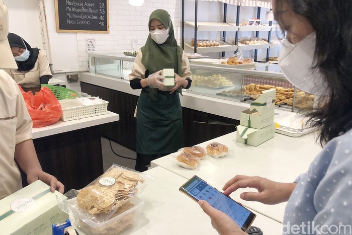 Permintaan Kue Basah Ikut Melonjak Sepanjang Ramadan Pembeli memilih kue basah di sebuah toko roti di Bintaro, Tangerang Selatan, Rabu (27/2/2022).
