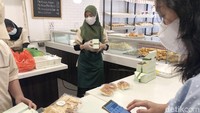 Permintaan kue basah ikut melonjak saat Ramadan. Platform daring turut mendongkrak grafik penjualan selama Ramadan.