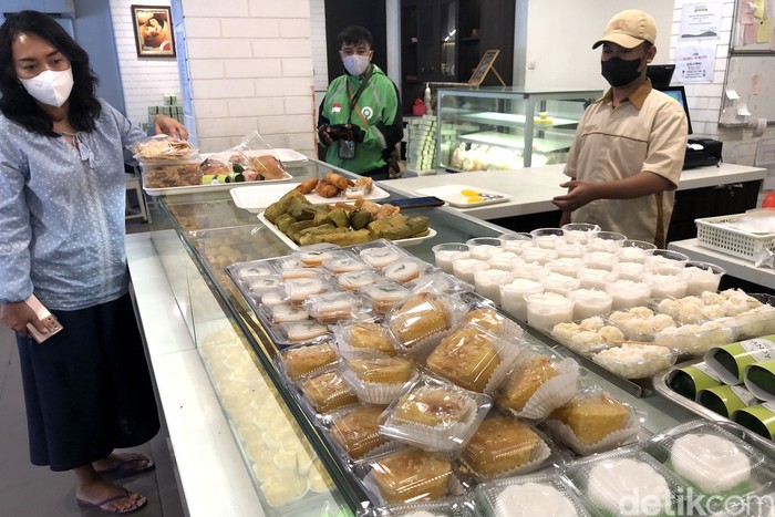 Permintaan Kue Basah Ikut Melonjak Sepanjang Ramadan Pembeli memilih kue basah di sebuah toko roti di Bintaro, Tangerang Selatan, Rabu (27/2/2022).