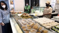 Penjualan kue basah ikut melonjak selama Ramadan. Kue tradisional jajanan pasar masih dicari pembeli, selain kue yang berbahan dasar terigu.