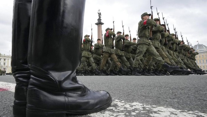 A soldier of Russian Rosguardia (National Guard) with an attached letter Z, which has become a symbol of the Russian military, stands guard during a rehearsal for the Victory Day military parade which will take place at Dvortsovaya (Palace) Square on May 9 to celebrate 77 years after the victory in World War II in St. Petersburg, Russia, Tuesday, April 26, 2022. (AP Photo/Dmitri Lovetsky)