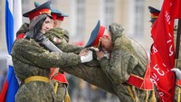 Prajurit penjaga kehormatan melakukan pemanasan sebelum latihan untuk parade militer Hari Kemenangan di St. Petersburg, Rusia, Selasa, (26/4/2022). Sebanyak 12 latihan tertutup untuk umum telah direncanakan hingga akhir April.