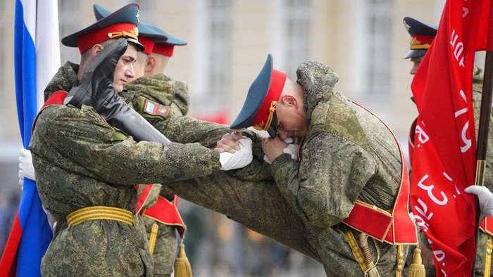 Persiapan Jelang Parade Hari Kemenangan Perang Dunia II di Rusia A soldier of Russian Rosguardia (National Guard) with an attached letter Z, which has become a symbol of the Russian military, stands guard during a rehearsal for the Victory Day military parade which will take place at Dvortsovaya (Palace) Square on May 9 to celebrate 77 years after the victory in World War II in St. Petersburg, Russia, Tuesday, April 26, 2022. (AP Photo/Dmitri Lovetsky)