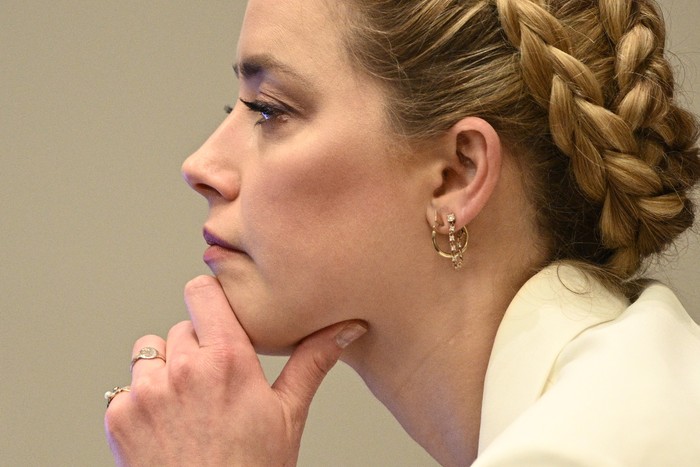 Persidangan Johnny Depp dan Amber Heard Clinical and forensic psychologist Dr. Shannon Curry, testifies in the courtroom at the Fairfax County Circuit Court in Fairfax, Va., Tuesday, April 26, 2022. Actor Johnny Depp sued his ex-wife actress Amber Heard for libel in Fairfax County Circuit Court after she wrote an op-ed piece in The Washington Post in 2018 referring to herself as a public figure representing domestic abuse. (Brendan Smialowski/Pool Photo via AP)