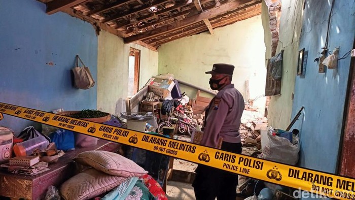 Kondisi rumah korban yang porak poranda terkena petasan