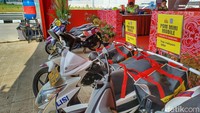 Dia menambahkan terdapat dua hotline jika mengalami kehabisan bensin. Kata dia, adanya dua hotline tersebut guna mempercepat komunikasi dan pengantaran bensin kepada para pemudik.  