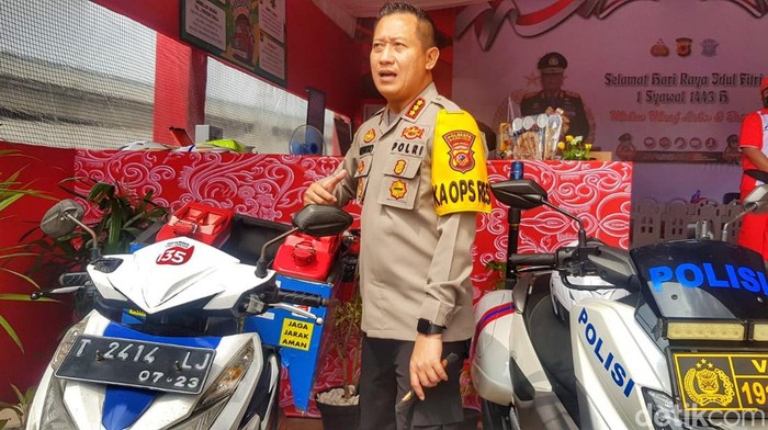 Petugas Siap Bantu Pemudik yang Kehabisan Bensin di Jalur Cileunyi -Nagreg Kapolresta Bandung Kombes Kusworo Wibowo memperlihatkan persiapan bantuan kepada pemudik di Polresta Bandung, Rabu (27/4/2022). Bagi pemudik yang melintasi jalur Cileunyi hingga Nagreg mengalami habis bensin, bisa segera menghubungi hotline 135 dan 110. Nantinya petugas Pertamina didampingi Kepolisian akan mengantarkan bensin ke titik lokasi pemesanan.