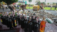 Sebanyak 4800 minuman keras bermerek serta oplosan dan 135 knalpot brong dimusnahkan. Pemusnahan dilakukan dengan cara dilindas, mengerahkan satu buah alat berat. 