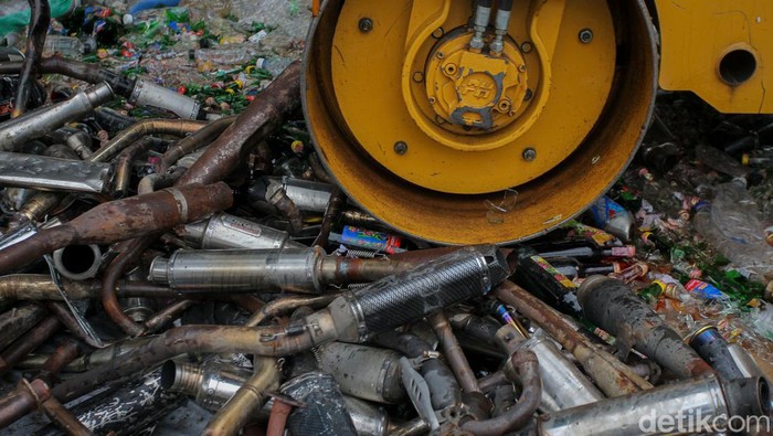 Polda DIY memusnahkan barang bukti dalam rangka cipta kondisi operasi ketupat progo 2022. Ribuan botol miras dan knalpot brong dihancurkan.