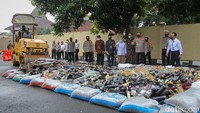 Petugas Kepolisian melakukan pemusnahan barang bukti dalam rangka cipta kondisi operasi ketupat progo 2022 di halaman Polda D. I. Yogyakarta, Rabu (27/4/2022).