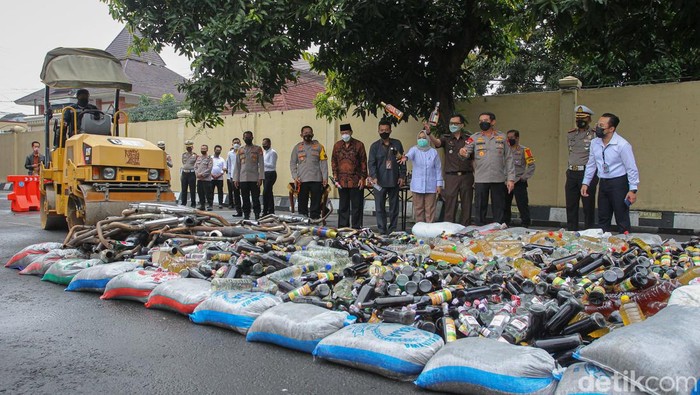 Polda DIY memusnahkan barang bukti dalam rangka cipta kondisi operasi ketupat progo 2022. Ribuan botol miras dan knalpot brong dihancurkan.