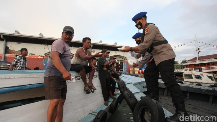 Polisi di Surabaya Utara sosialisasi mudik aman sambil bagikan masker dan takjil.