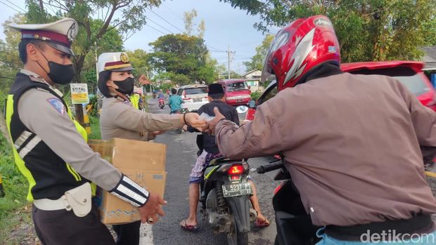 Polisi di Surabaya Utara sosialisasi mudik aman sambil bagikan masker dan takjil.