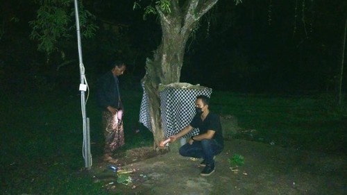 Polisi melakukan identifikasi di lokasi pencurian kotak sesari di Pura Dalem Kalibalang di Desa Payangan, Kecamatan Marga, Tabanan