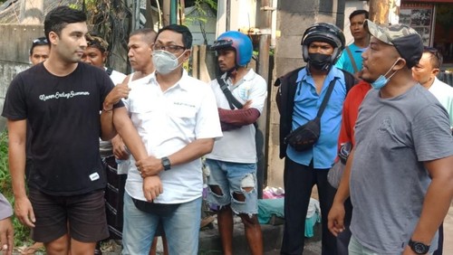 Polisi saat mengamankan Andrey Nikonov (kiri kaos hitam), WN Rusia di Jalan Petitenget, Kuta Utara, Badung yang sempat diduga melakukan penipuan