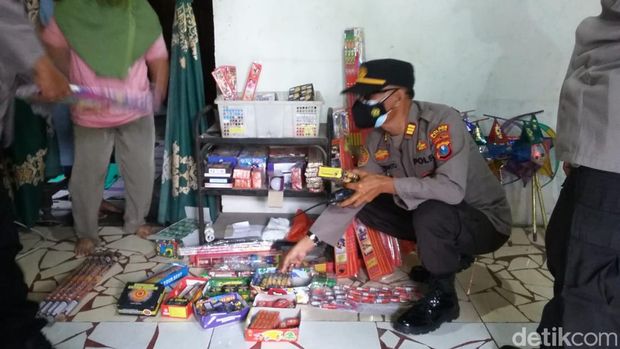 Polres Nganjuk merazia bahan peledak dan petasan jelang Idulfitri.