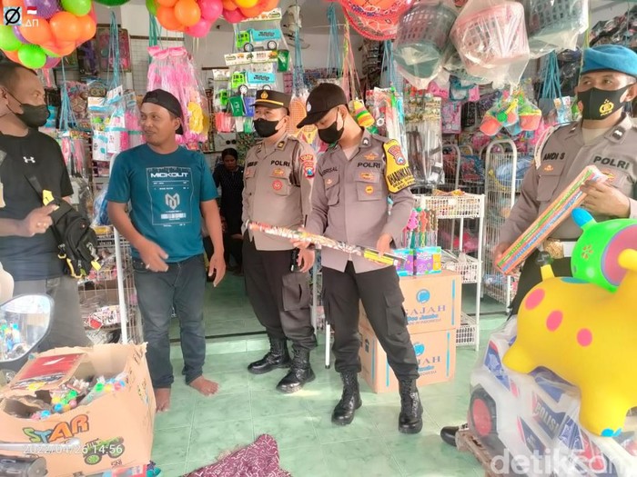 Polres Nganjuk merazia bahan peledak dan petasan jelang Idulfitri.