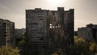 Sebuah bangunan yang rusak berat oleh beberapa pemboman Rusia berdiri di dekat garis depan di Kharkiv, Ukraina, Senin, 25 April 2022. (AP Photo/Felipe Dana)