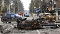 Bagian dari tank yang hancur dan kendaraan yang terbakar berada di area yang dikuasai oleh pasukan separatis dukungan Rusia di Mariupol, Ukraina, Sabtu, 23 April 2022. (AP Photo/Alexei Alexandrov)