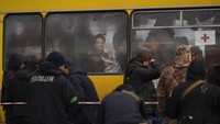 Seorang wanita pengungsi internal melihat keluar dari jendela bus setelah tiba dari Mariupol di sebuah pusat pengungsi yang melarikan diri dari serangan Rusia, di Zaporizhzhia, Ukraina, Kamis, 21 April 2022. (Foto AP/Leo Correa)