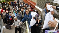 Warga mengantre untuk menerima bantuan kemanusiaan di Kramatorsk, Ukraina, Selasa, 26 April 2022. (AP Photo/Andriy Andriyenko)