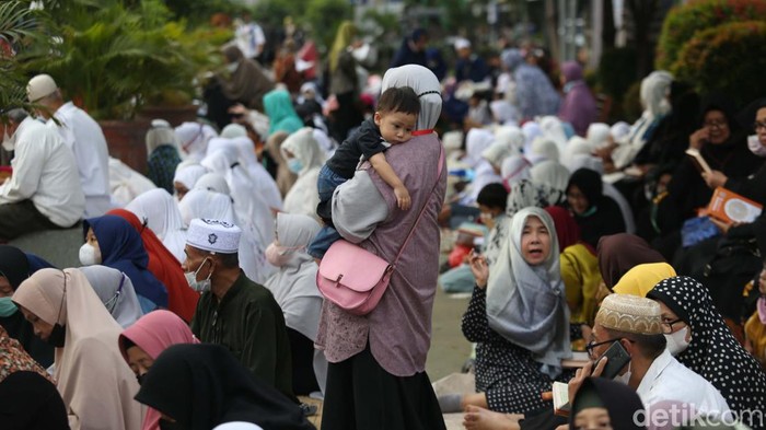 Ratusan orang mengikuti kegiatan Bekasi Mengaji. Mereka terdiri dari pria, wanita, dewasa dan anak-anak.